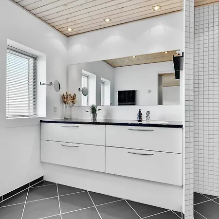 4 Bedroom Stunning Home In Skarup Fyn Holiday home *