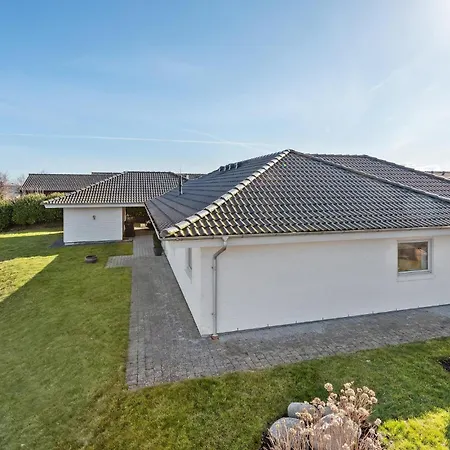 Holiday home 4 Bedroom Stunning Home In Skarup Fyn