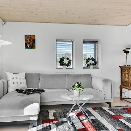 Holiday home 4 Bedroom Stunning Home In Skarup Fyn