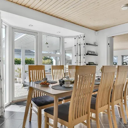 4 Bedroom Stunning Home In Skarup Fyn Holiday home *