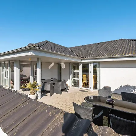 4 Bedroom Stunning Home In Skarup Fyn Holiday home *