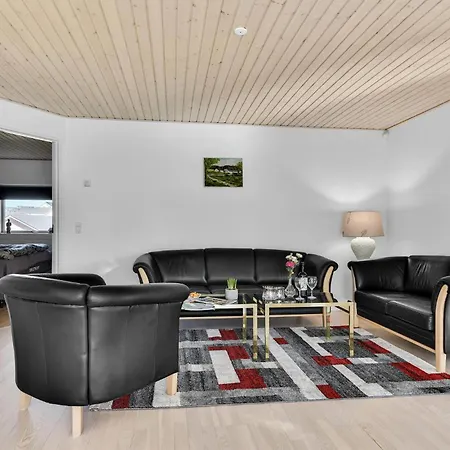 Holiday home 4 Bedroom Stunning Home In Skarup Fyn Skarupore