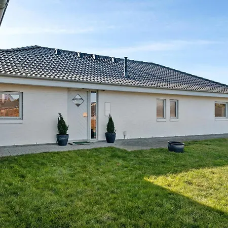 Holiday home 4 Bedroom Stunning Home In Skarup Fyn