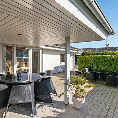 Holiday home 4 Bedroom Stunning Home In Skarup Fyn Skarupore